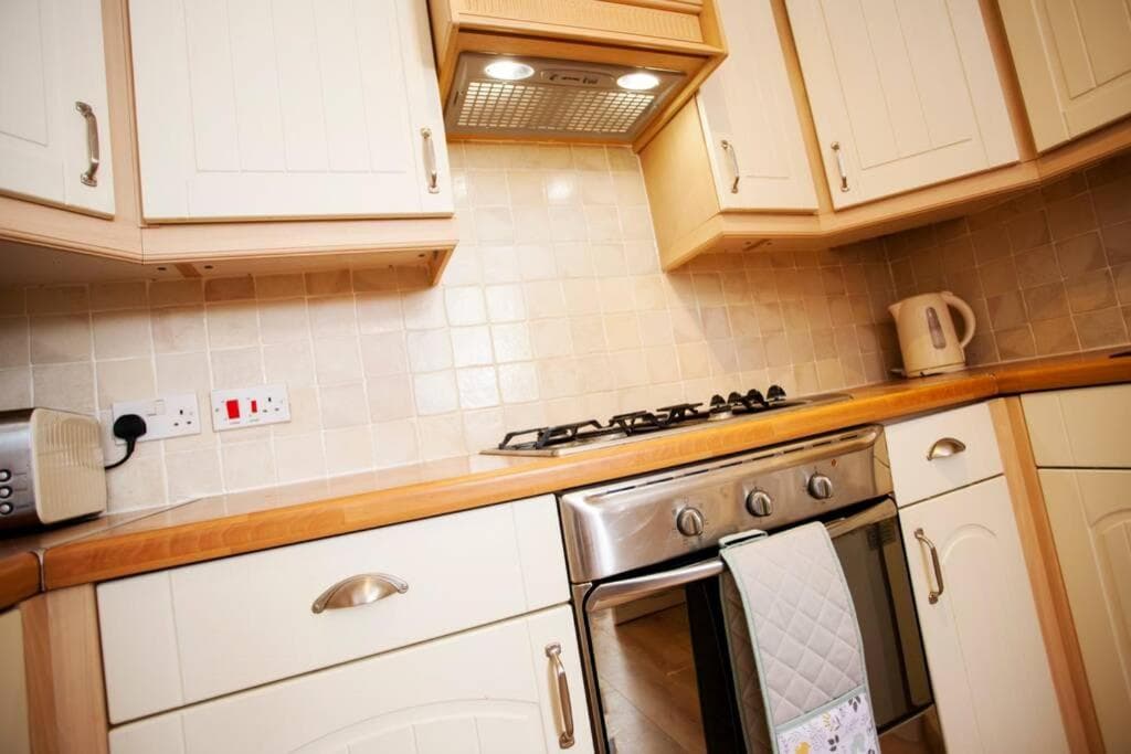 3 Bed Townhouse Stafford photo 9
