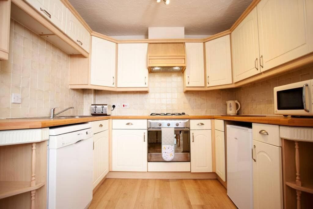 3 Bed Townhouse Stafford photo 2