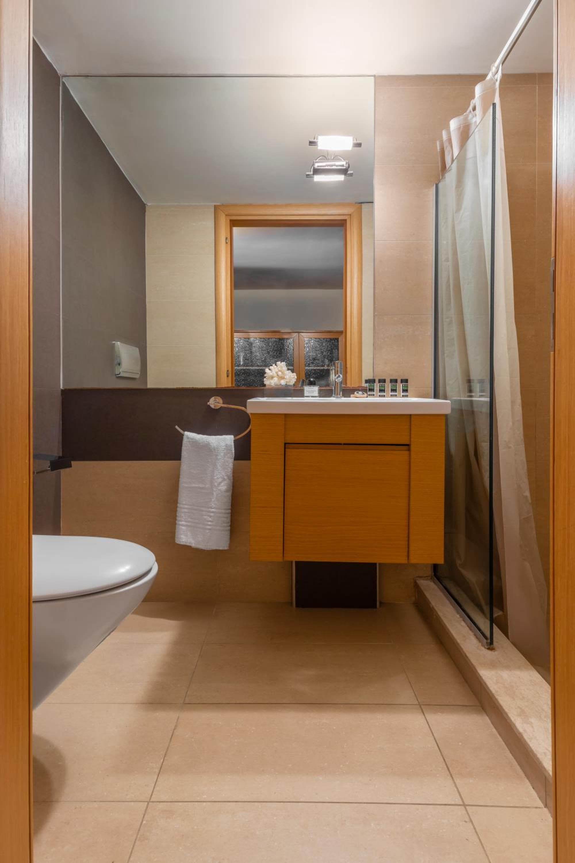 Couple's Getaway , Modern Amenities & Sophisticated Style photo 2