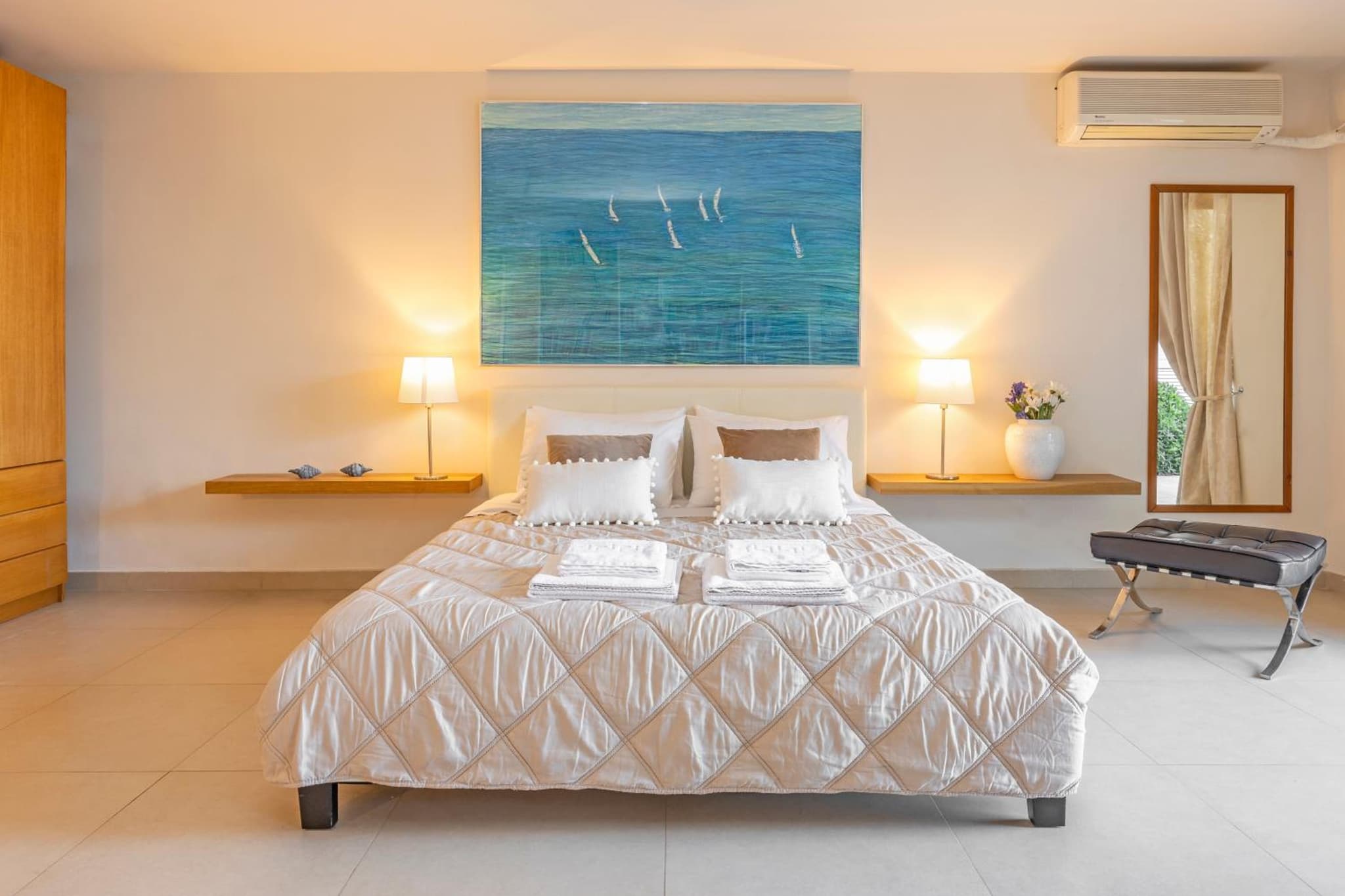Couple's Getaway , Modern Amenities & Sophisticated Style photo 7