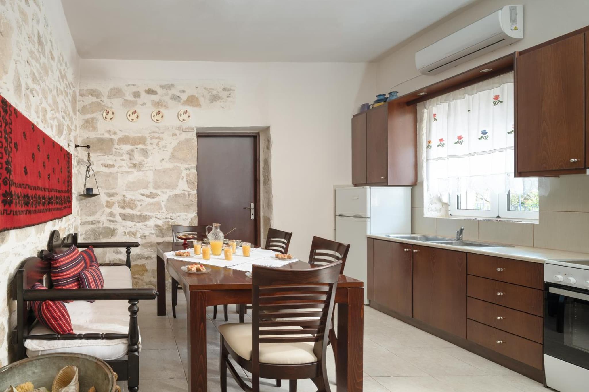 Zeus Traditional House photo 2