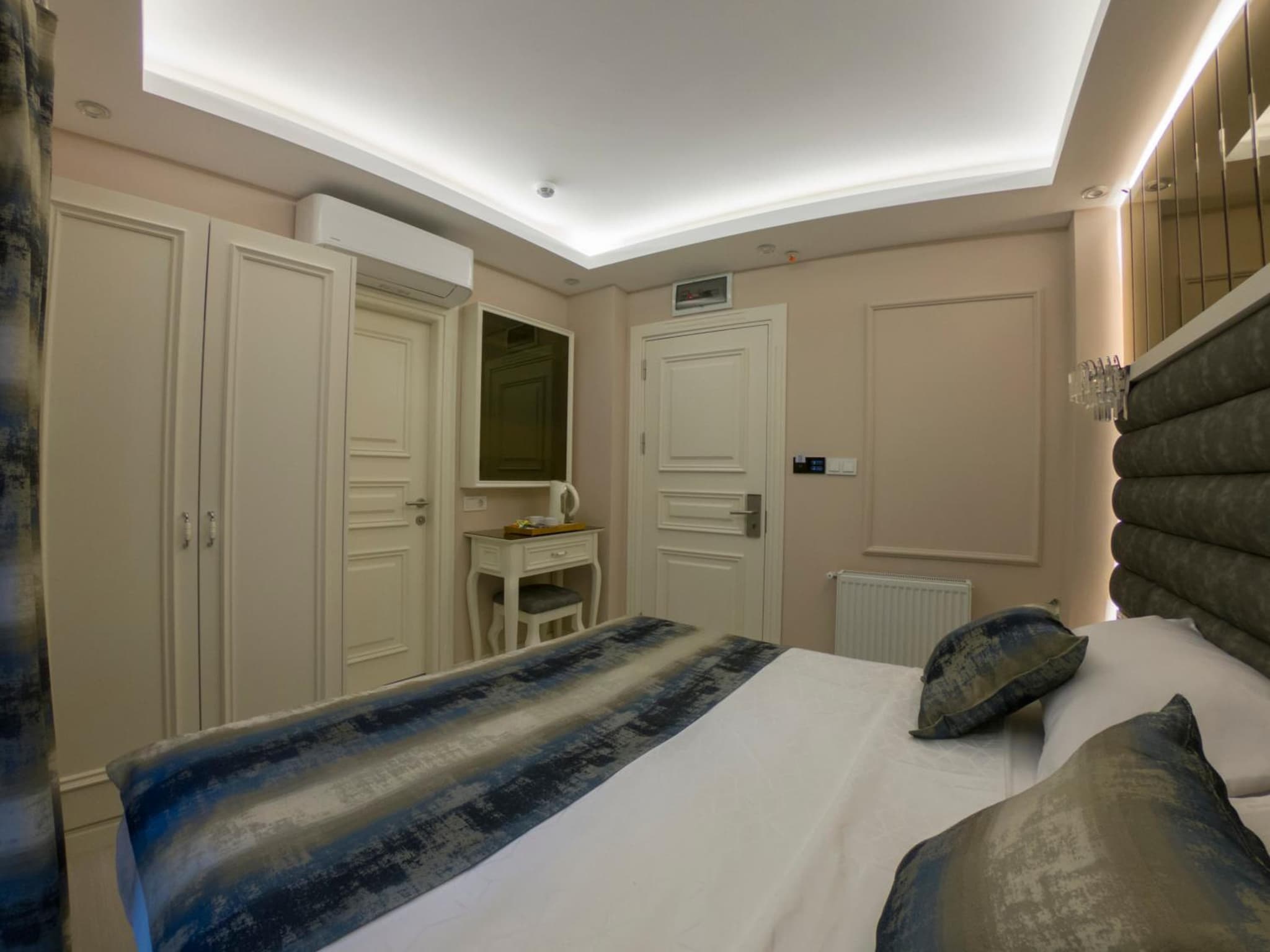 Crowned Hotel photo 8
