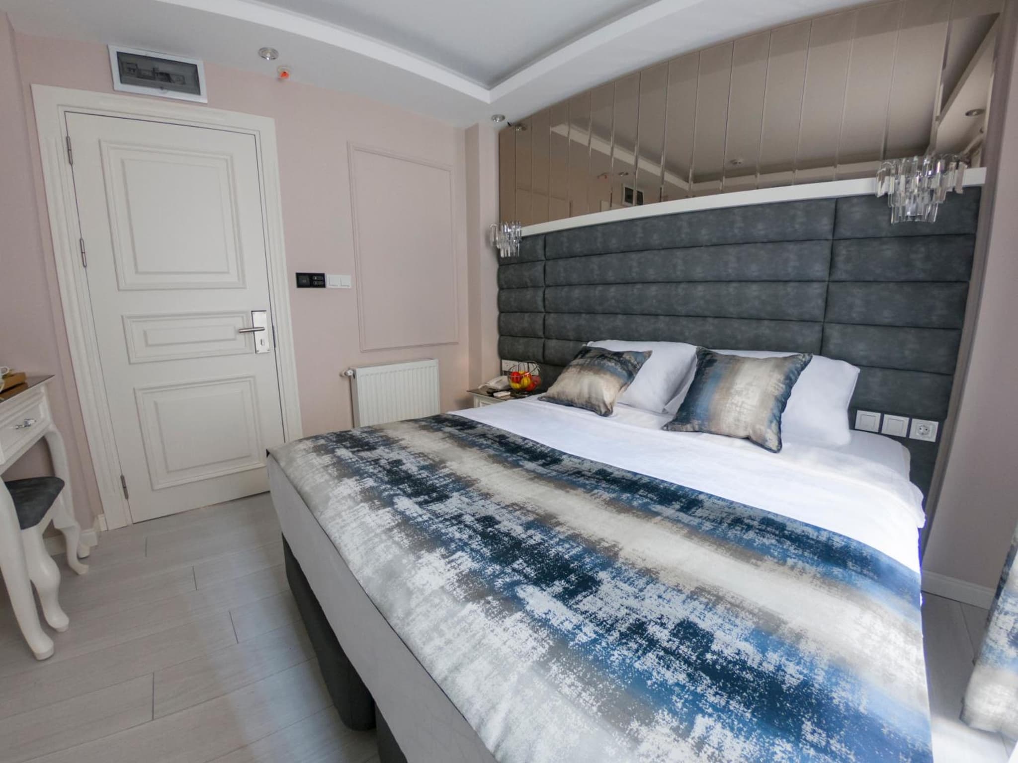 Crowned Hotel photo 6