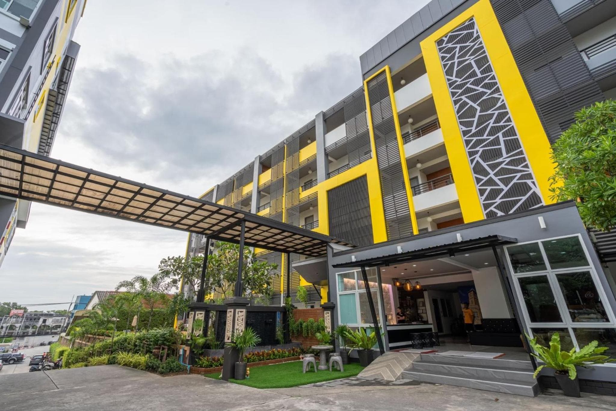 SB Living Place Hotel Phuket Town