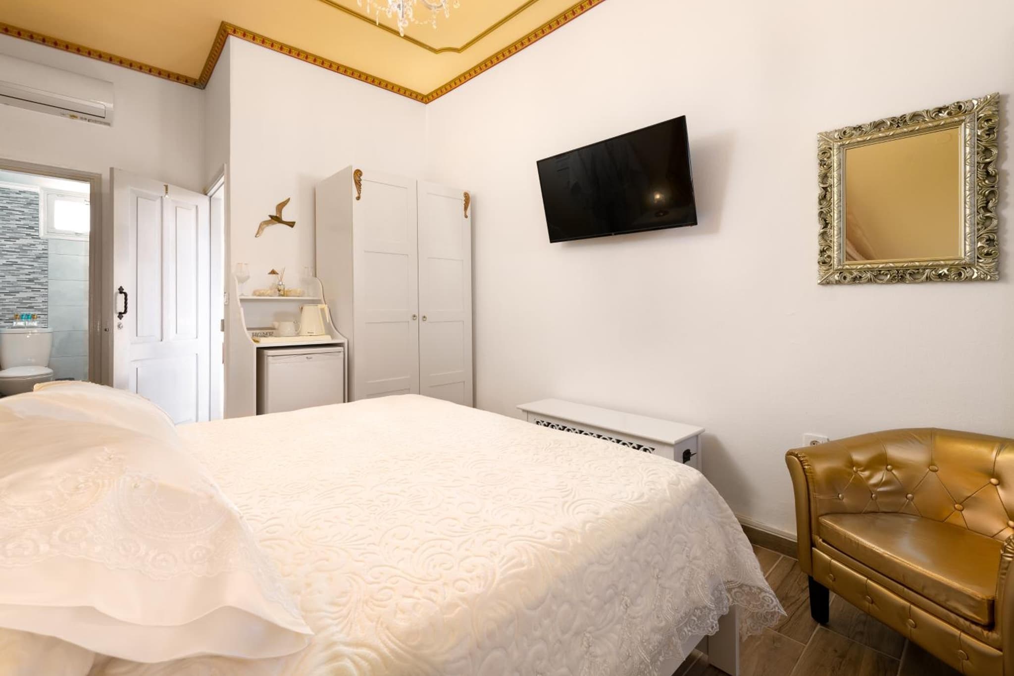 Marika's Deluxe Rooms photo 8