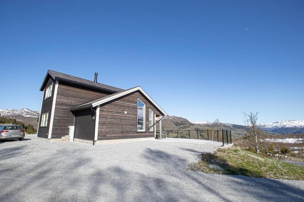 Fosskamben 1 Moderne hytte ikkje langt frå Sogndal