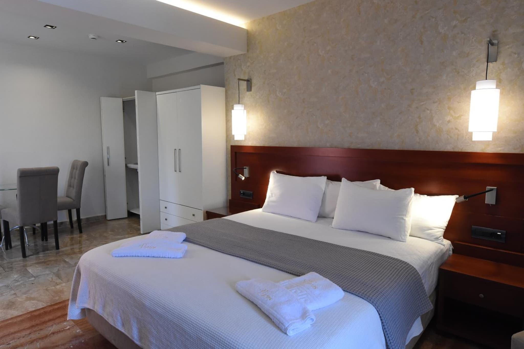 Viaros Hotel Apartments photo 3