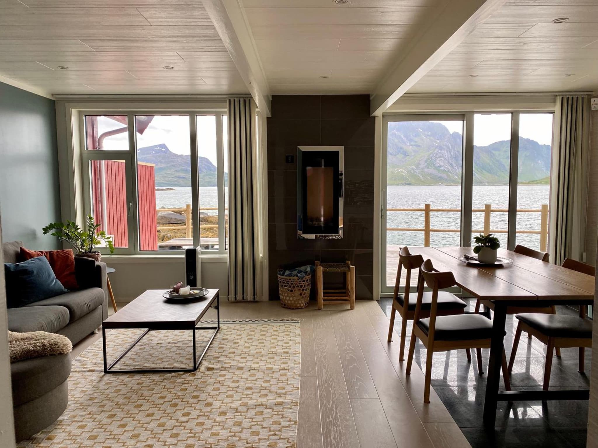 Modern seafront cabin with sauna 8 mins to Leknes