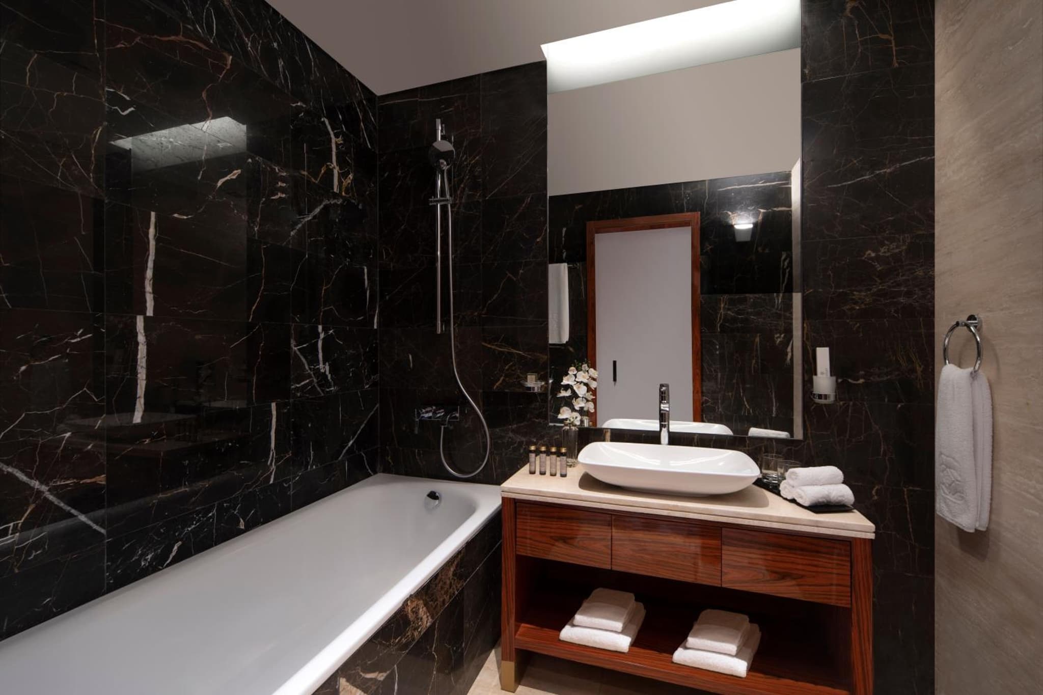 The Bentley Luxury Hotel & Suites photo 6