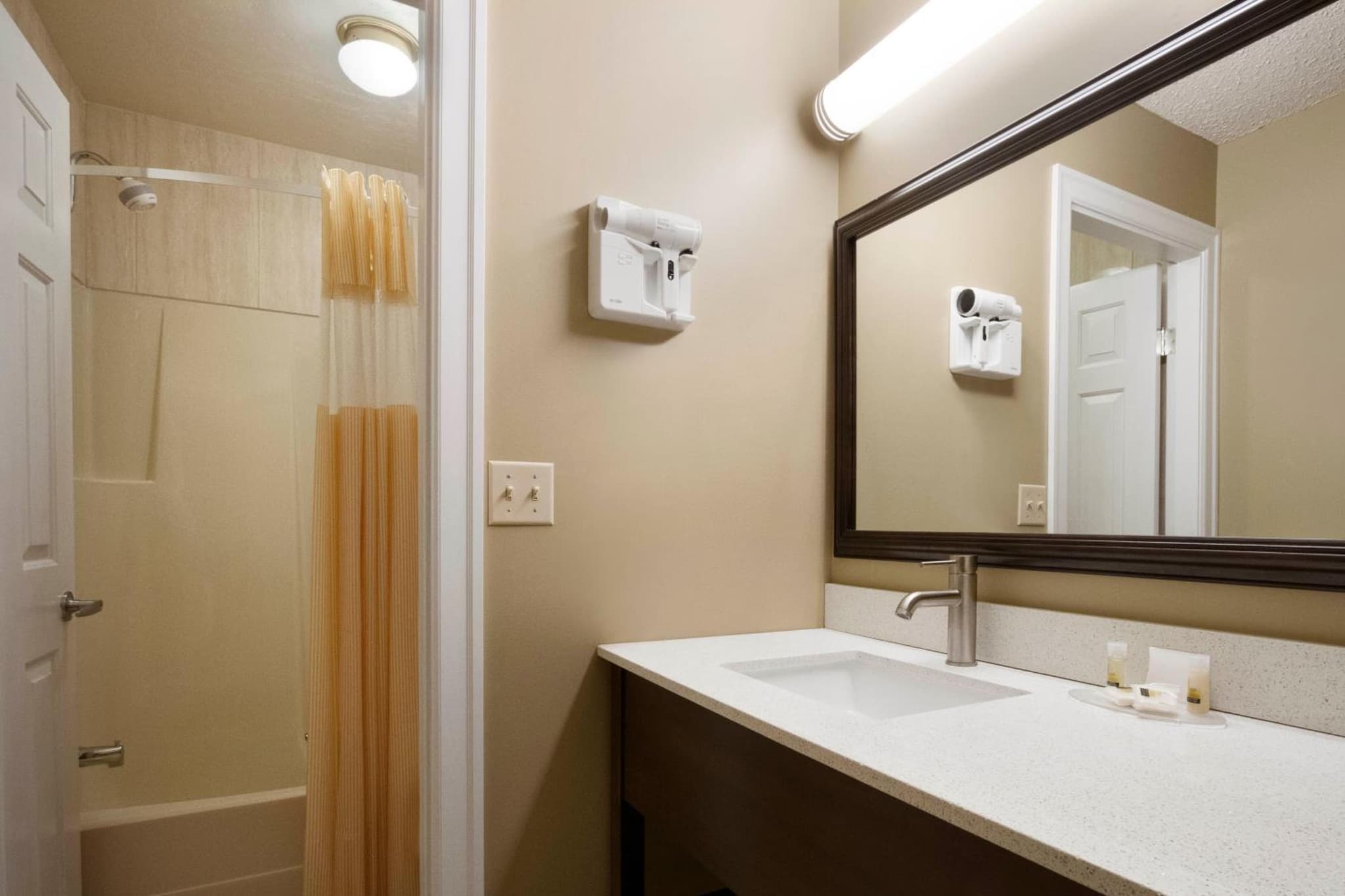 Days Inn by Wyndham Vernon photo 9