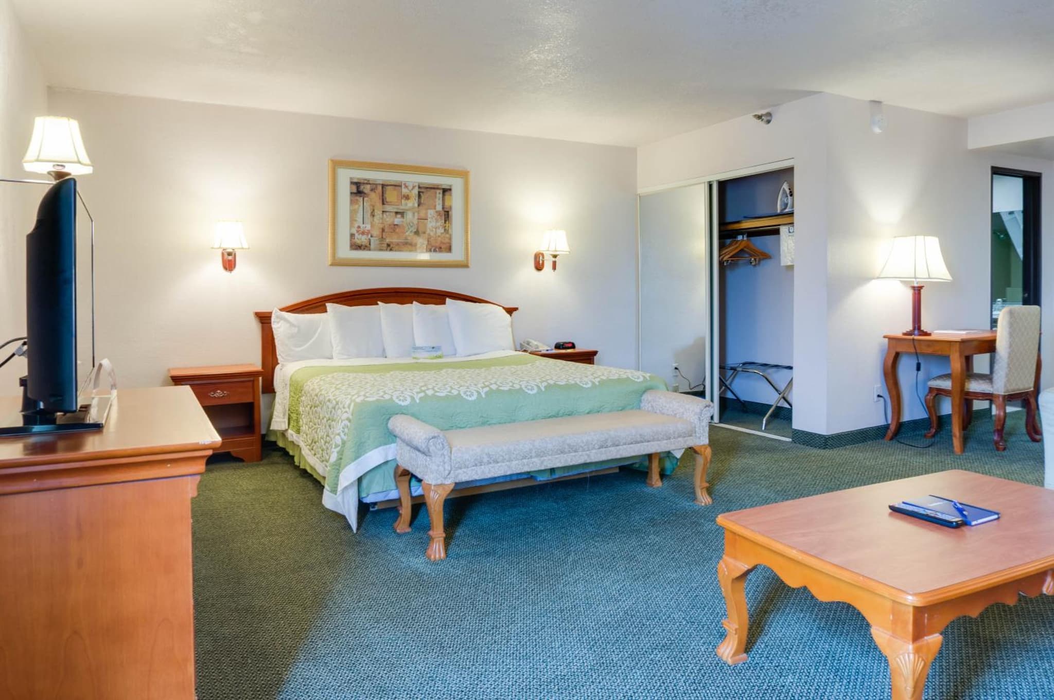 Days Inn & Suites by Wyndham Fullerton photo 8