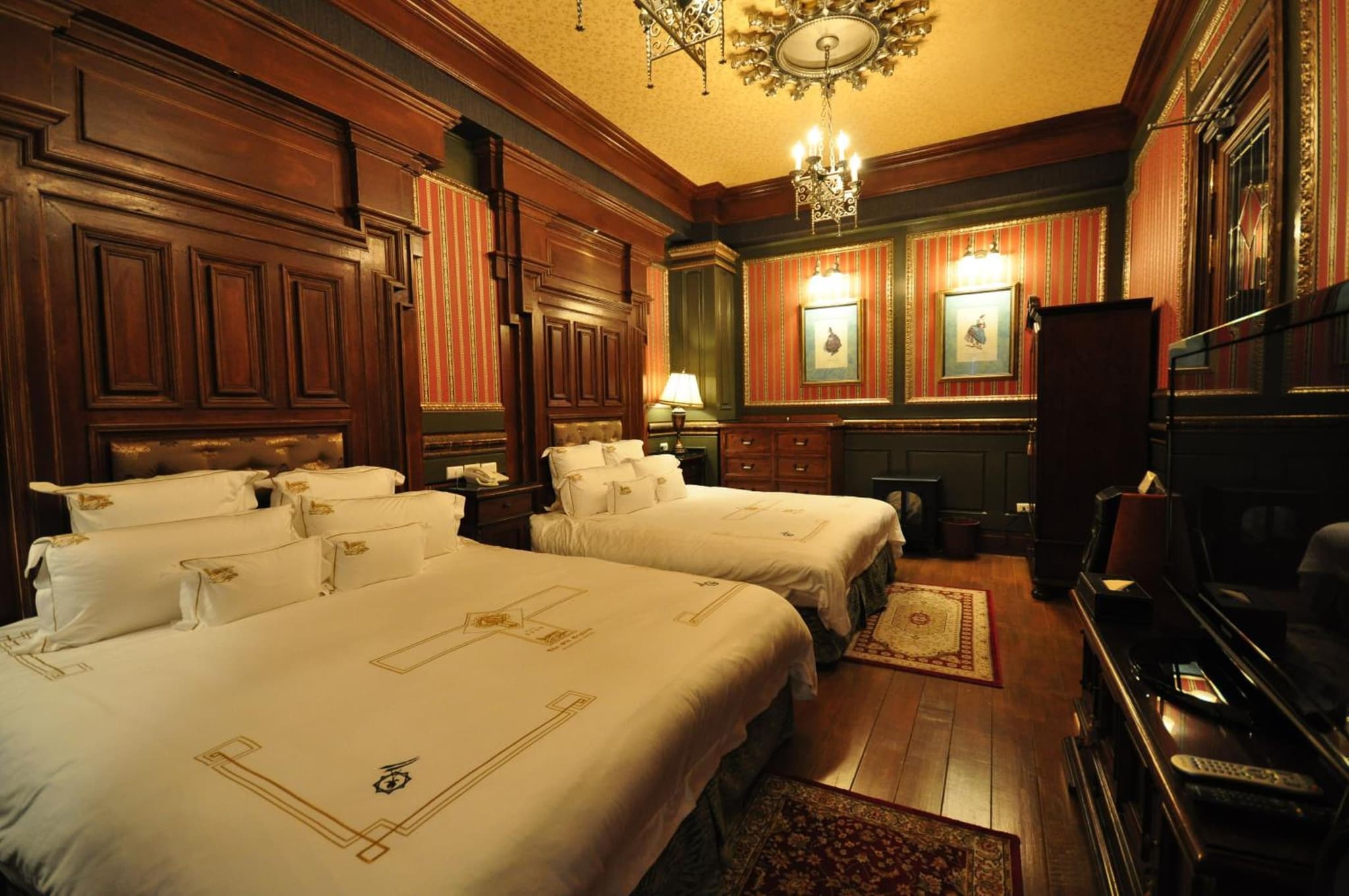 The Old England Manor photo 3