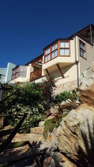 18 Steps - Seaside Cottage with breathtaking views