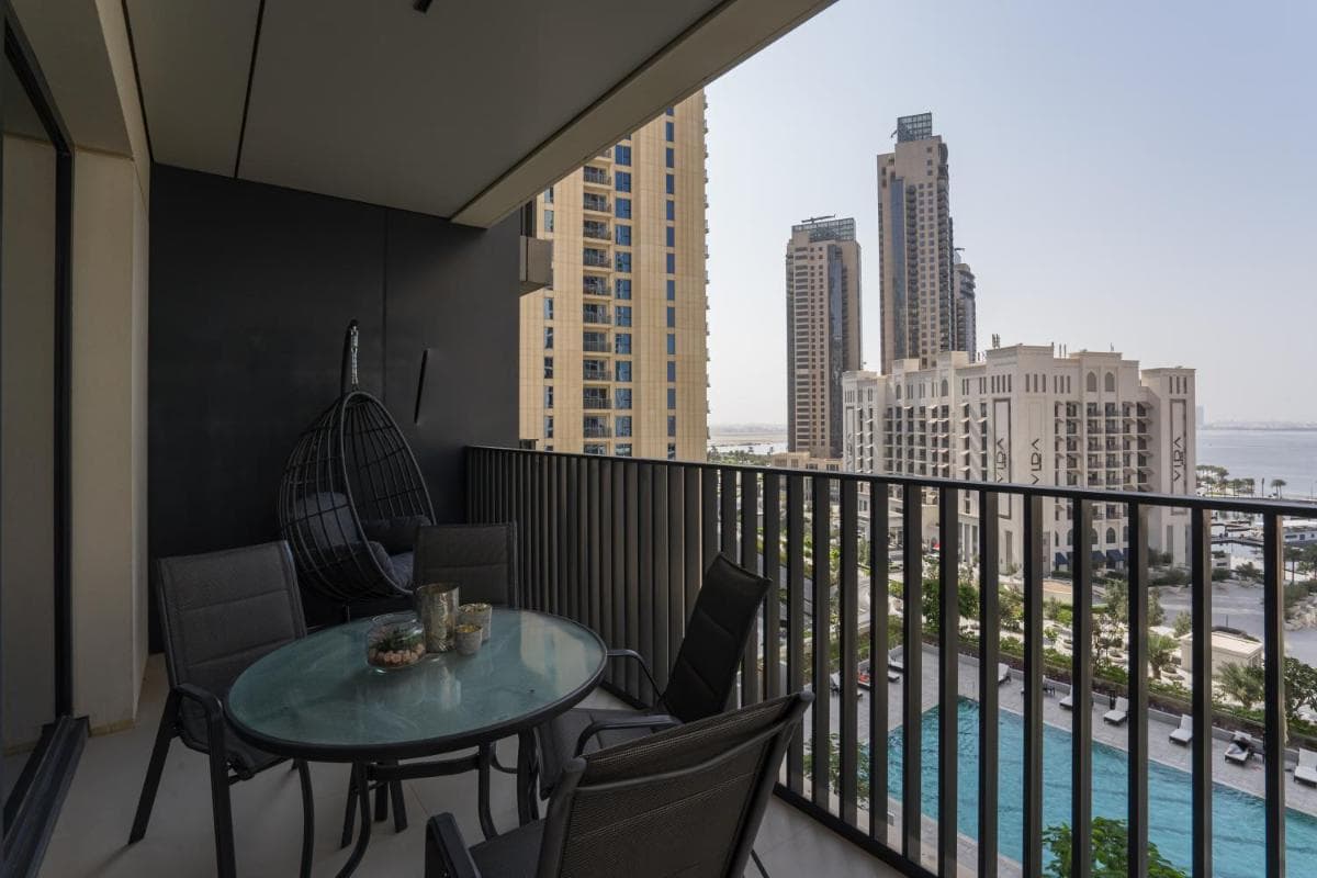 HiGuests - Artistic Apt with Balcony Overlooking Dubai Canal photo 2