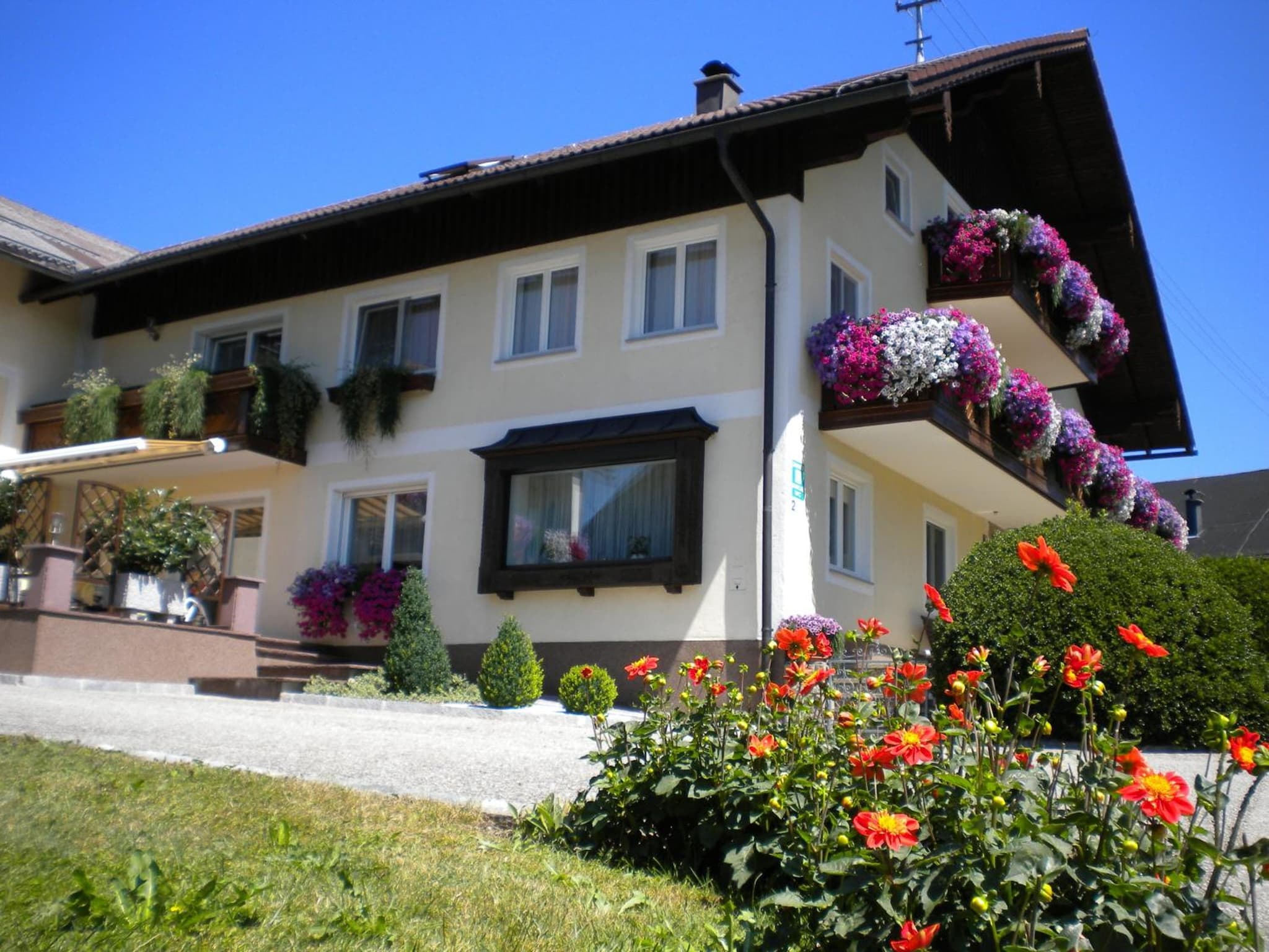Gästehaus Jedinger - Easy Lake Access by Tram photo 8