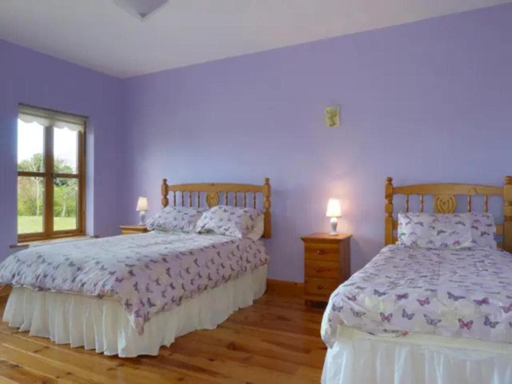 Yellow House photo 7