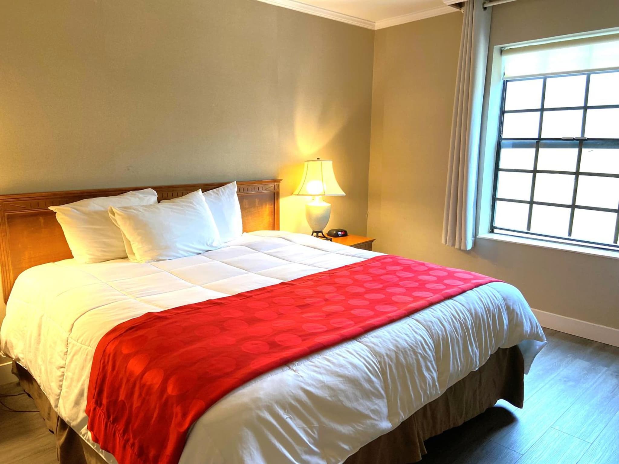 Ramada by Wyndham Los Angeles/Wilshire Center photo 3