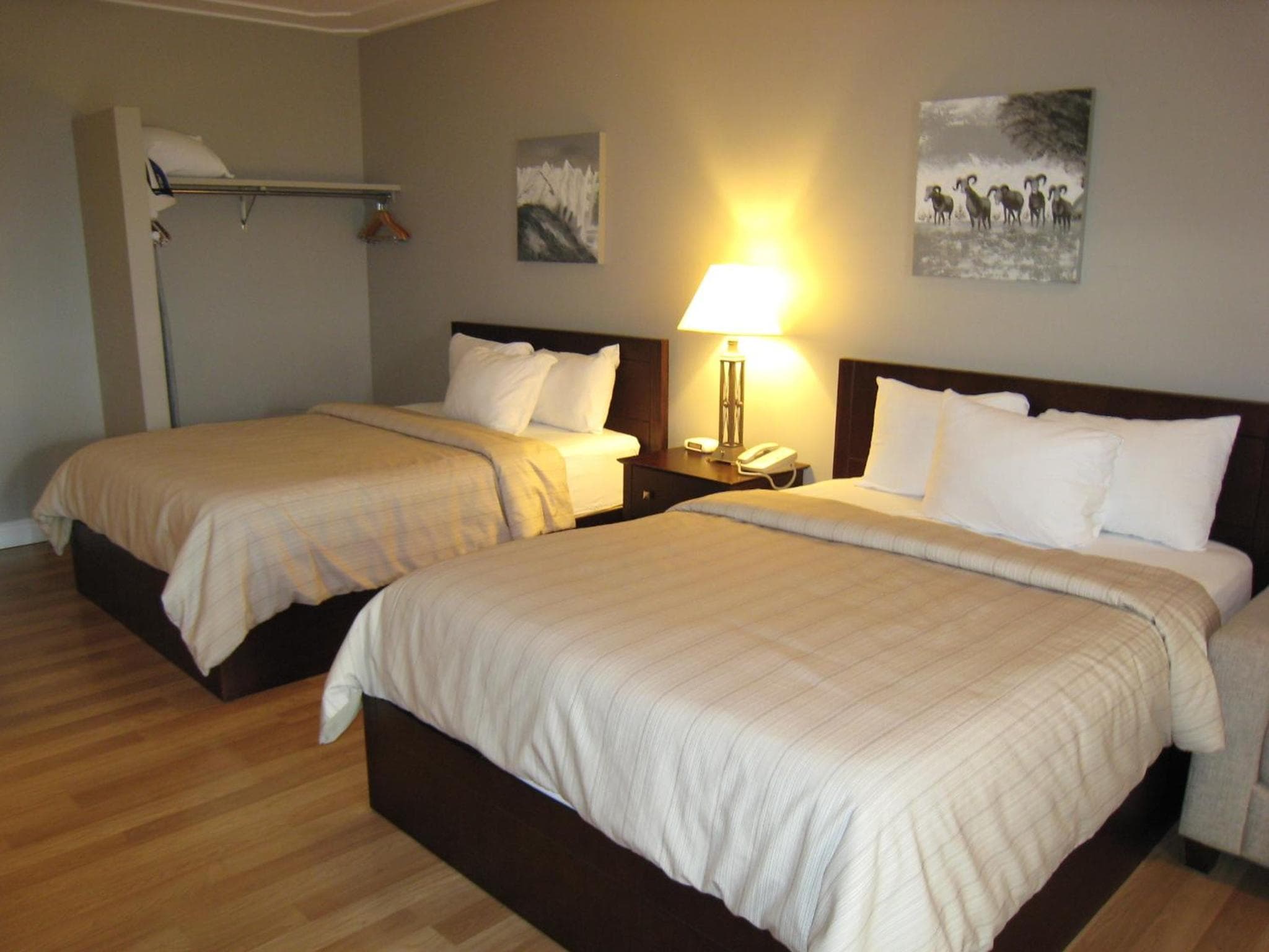 Days Inn by Wyndham Golden photo 9