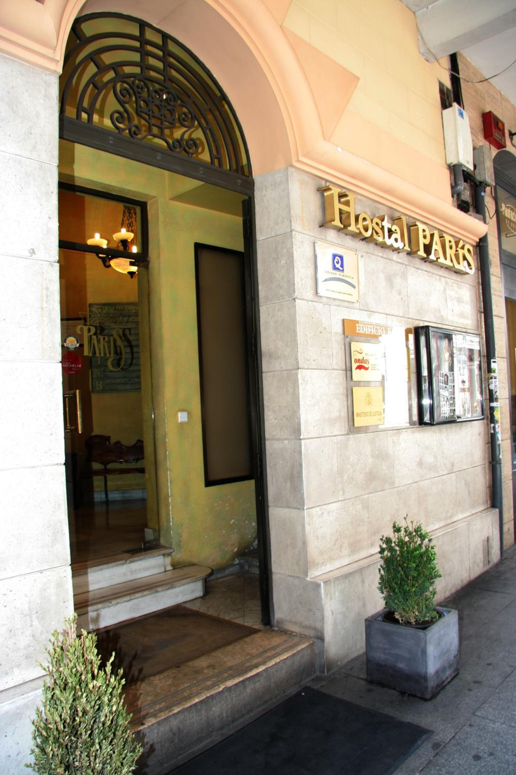 Hostal Paris photo 9