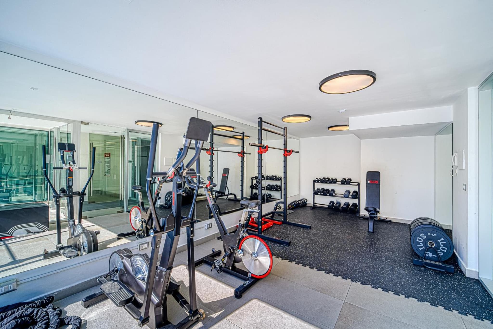 Galerna Home 2BR W/Balcony, Wifi & Parking. photo 2