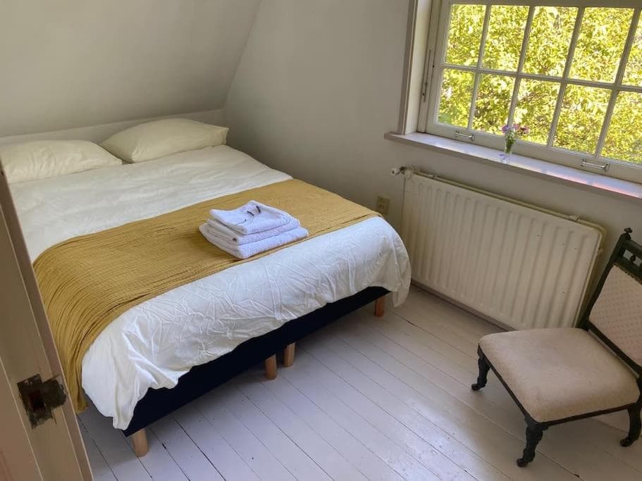 Characteristic two bedroom home photo 7