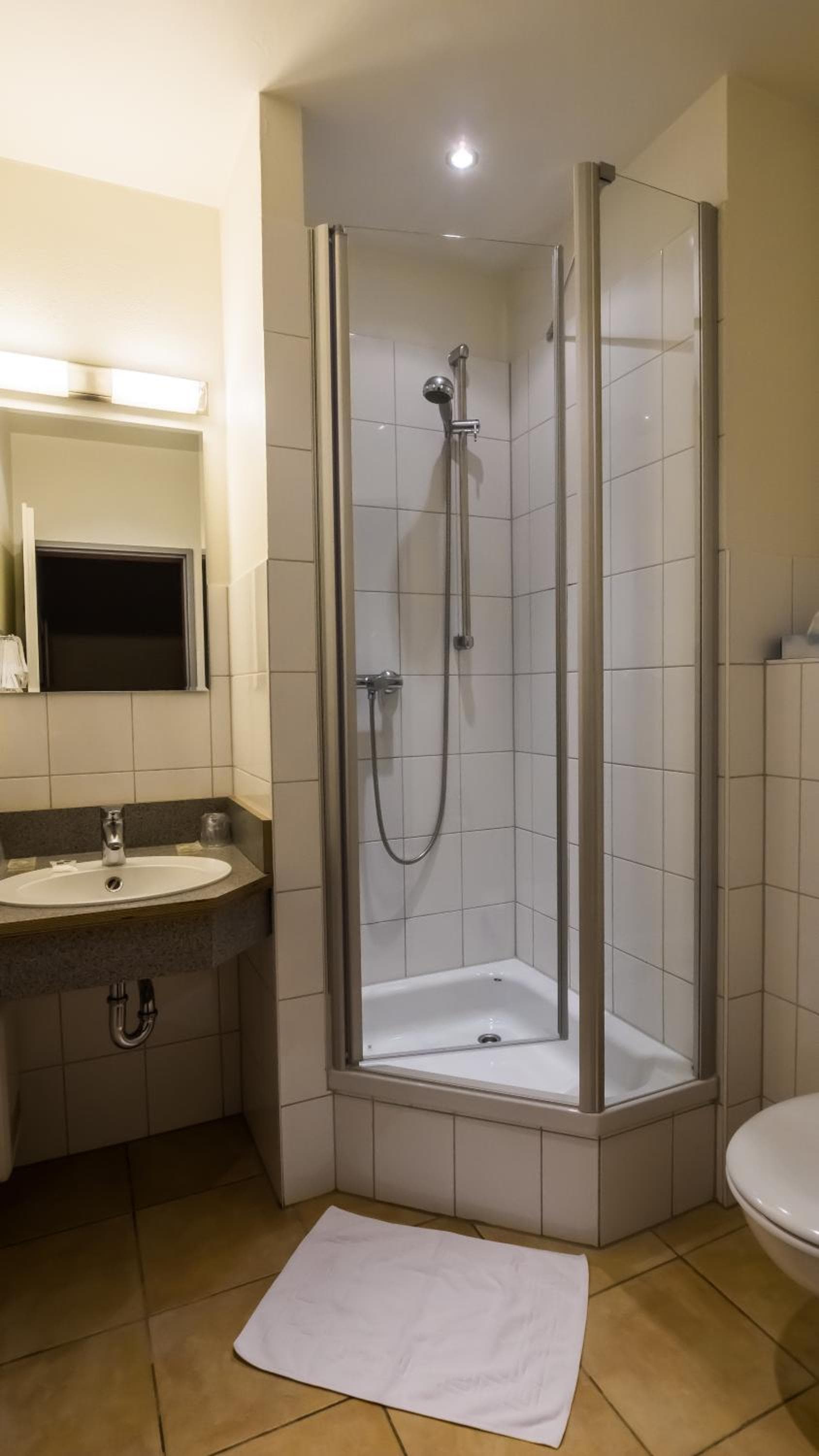 Hotel Kieler Förde & Free Parking photo 5