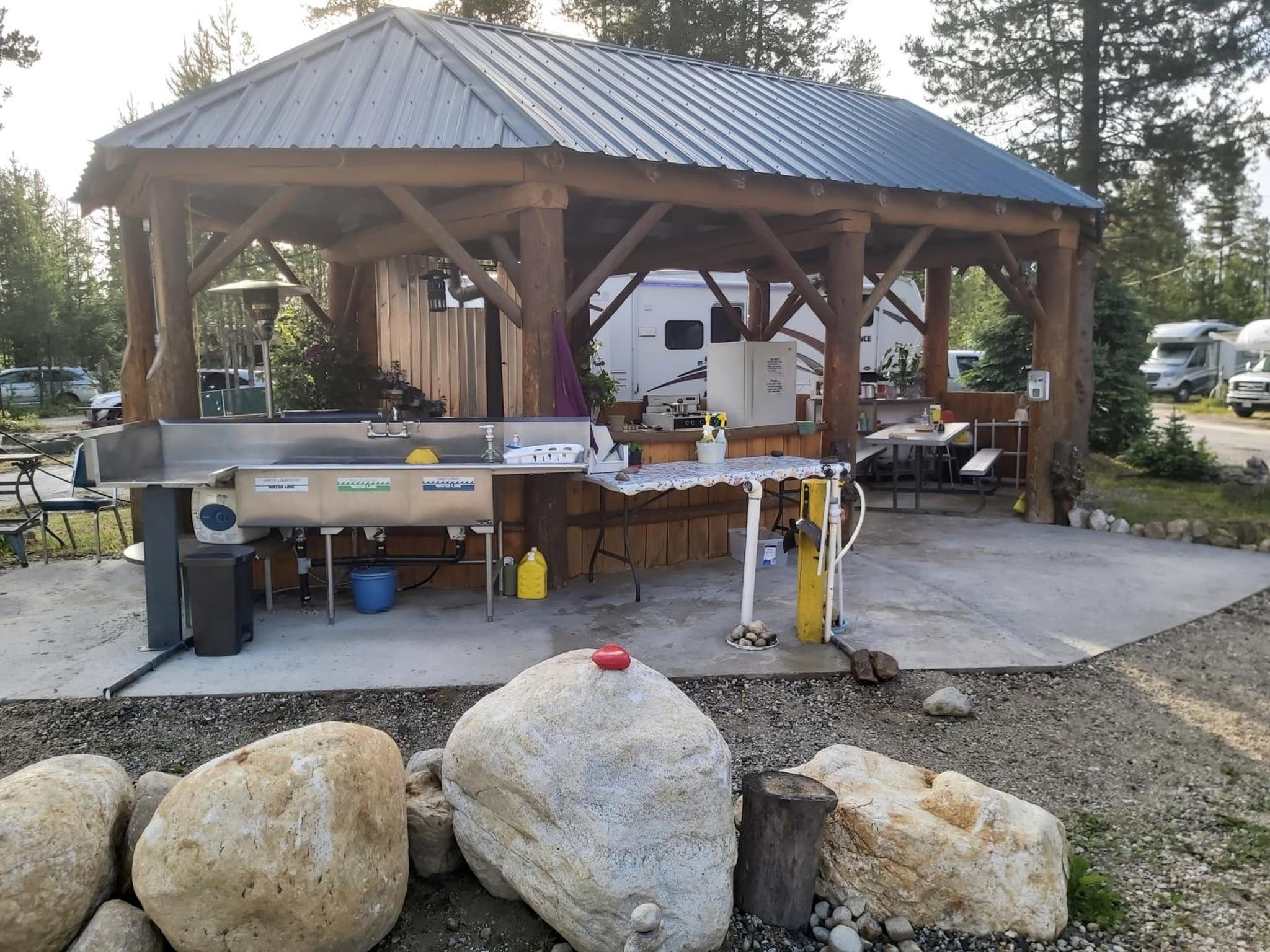 Blue River Campgrounds & Cabin-public washroom photo 5