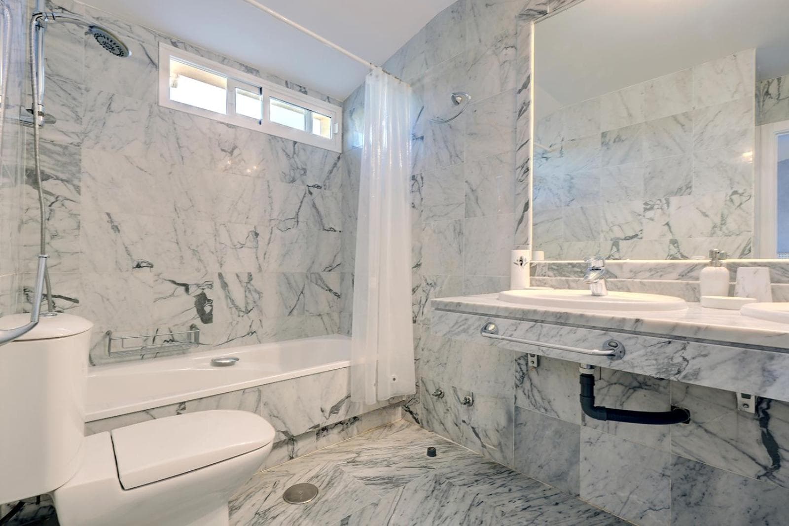 Bright Nordic style penthouse in beachside resort photo 4