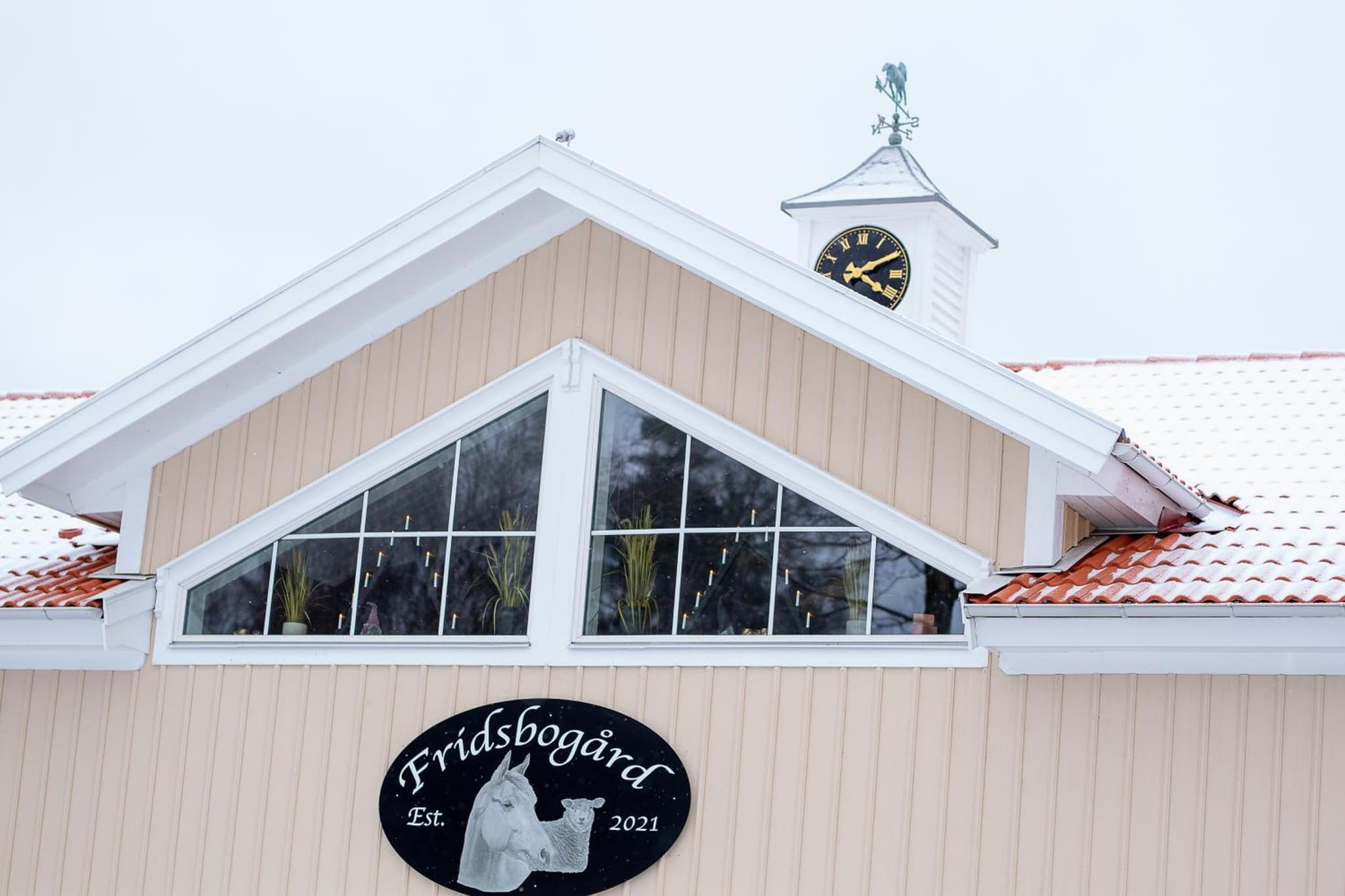 Mysig lägenhet med öppen planlösning på hästgård.
