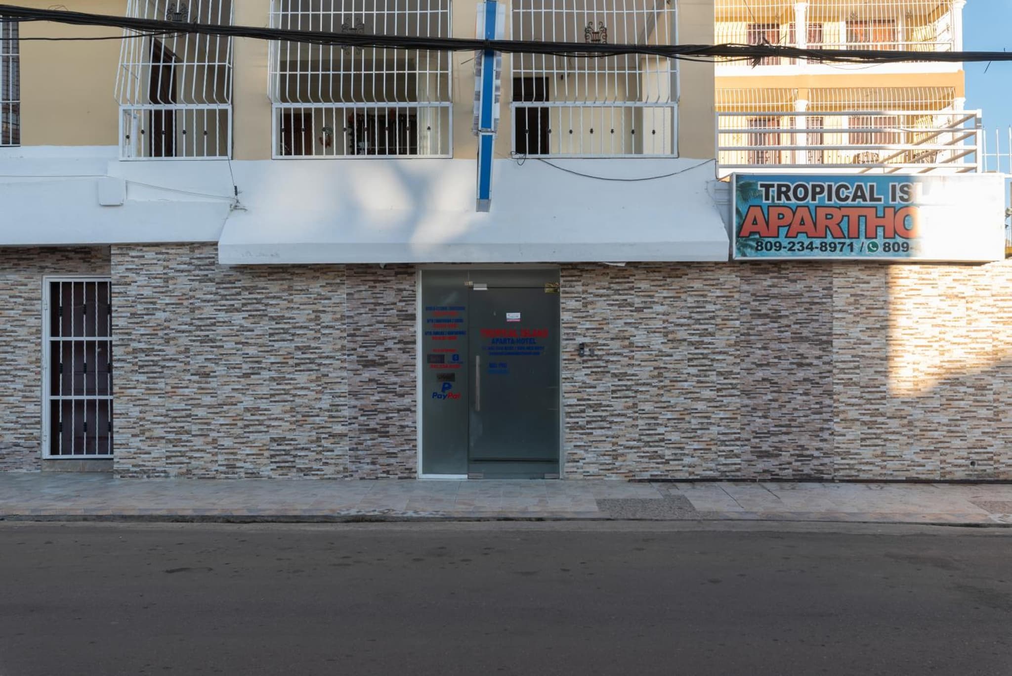 Modern 1-Bedroom Apartment with Private Balcony Fast Wi-Fi Free Parking