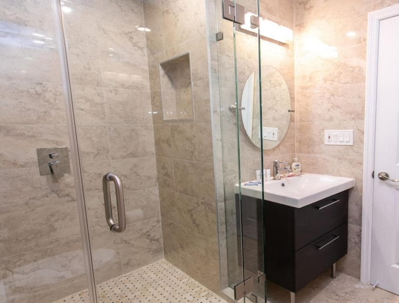 Deluxe Home Heated Pool & Jetted Tub near Beach photo 8