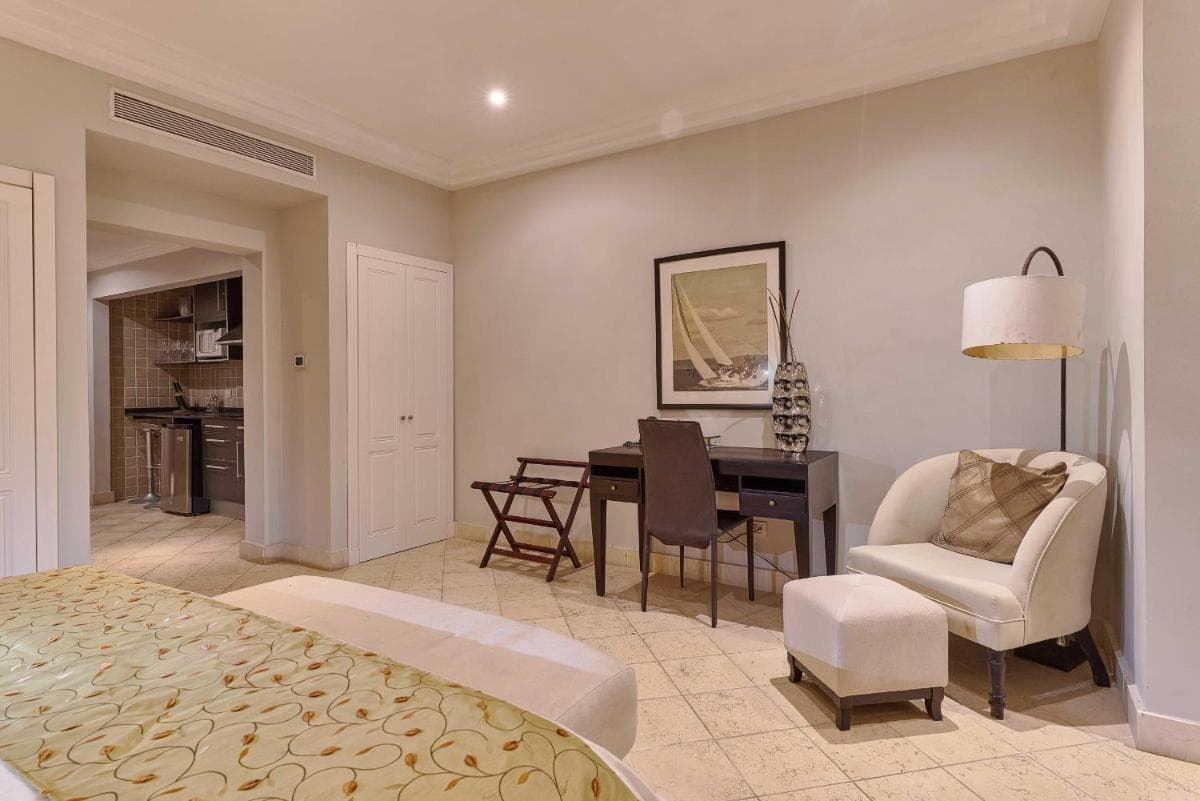 Beautiful apartment with pool view photo 8