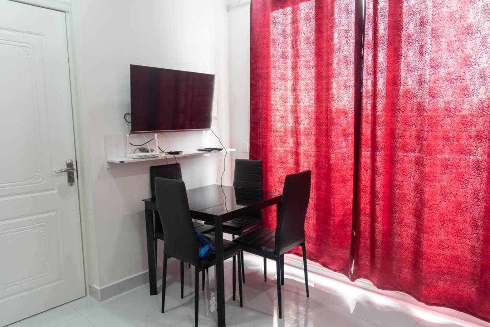 Resting View Maroon - One Bedroom Apartment photo 9