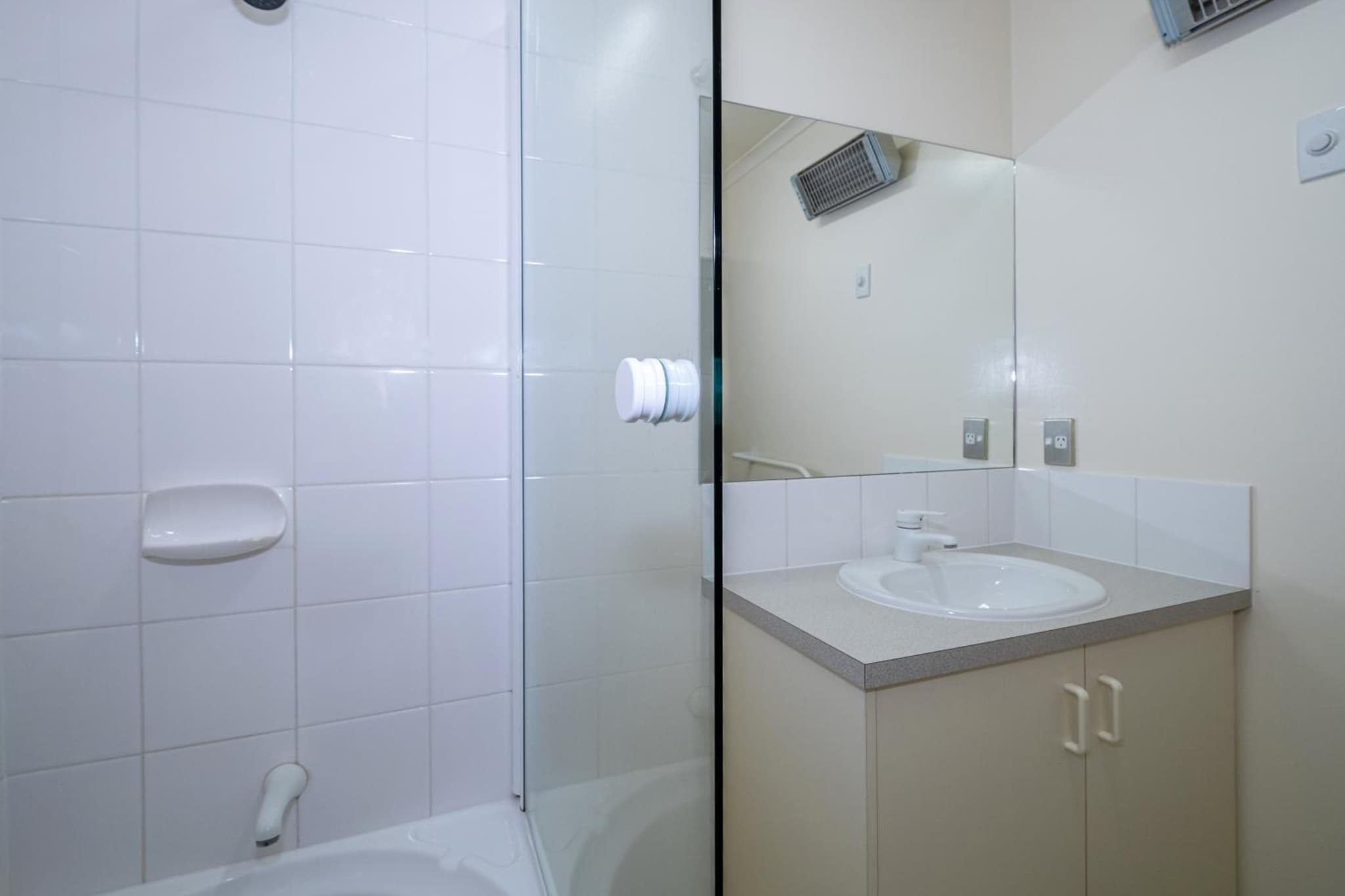 Sunny Apartment | No Guest Fees photo 9