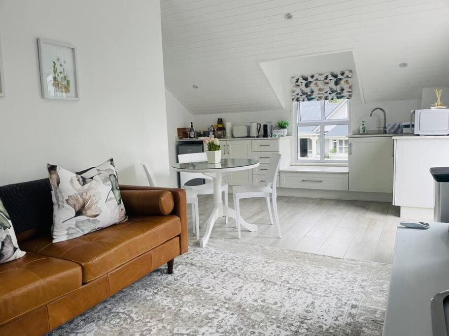 Quaint Gowrie Village Apartment photo 2