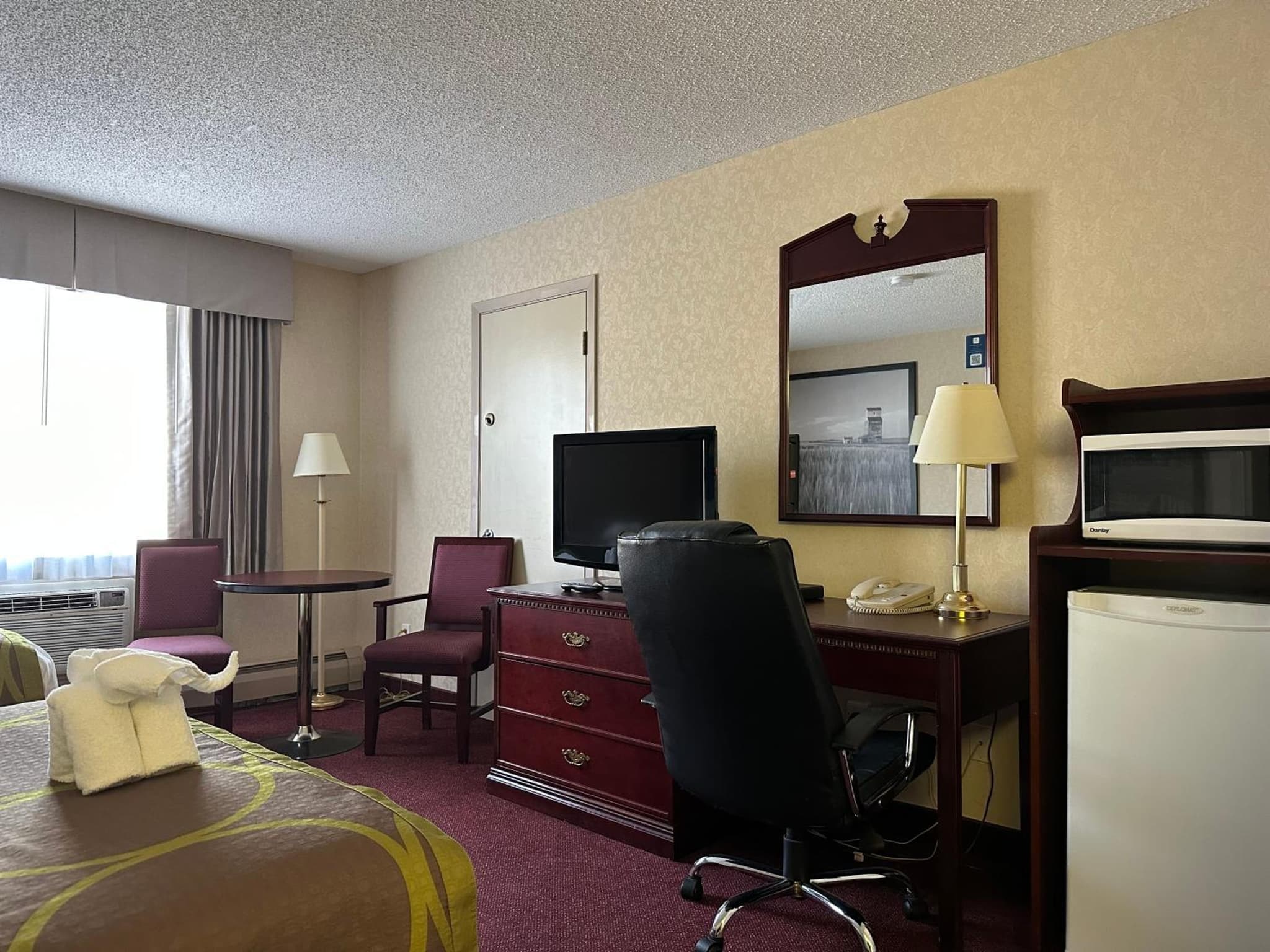 Super 8 by Wyndham Lethbridge photo 4