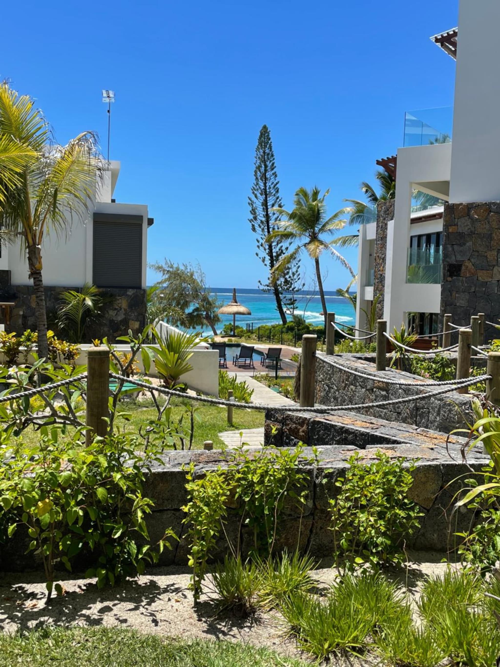 Exclusive beachfront apartment photo 5