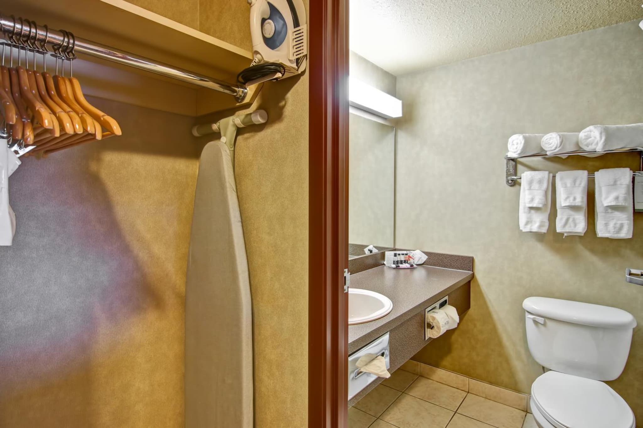 Ramada by Wyndham Ponoka photo 2