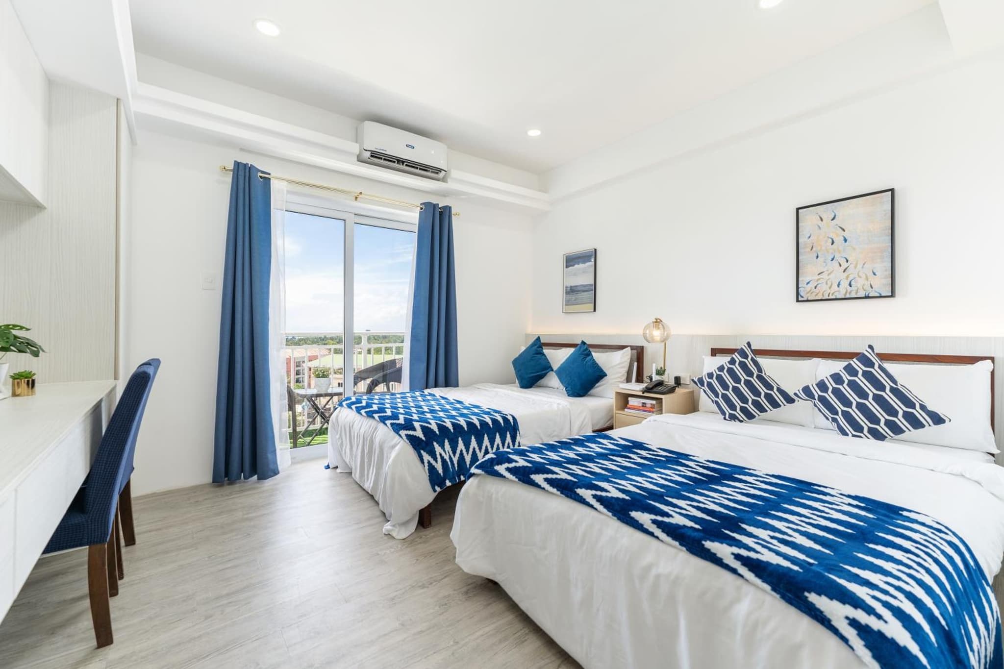 732 Express Condotel, 3 Minutes to Airport, with Gym & Pool FAST WI-FI, Free Netflix