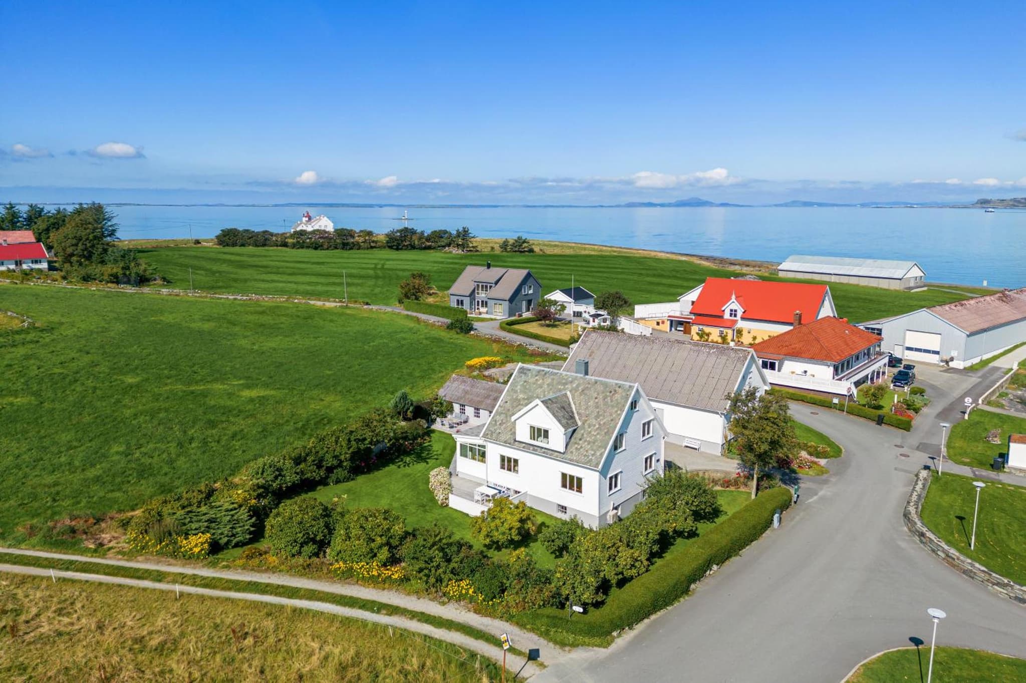 Stunning location by the sea photo 2