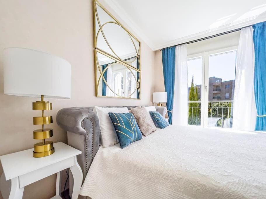 Forum Luxury Apartment Lake View photo 5