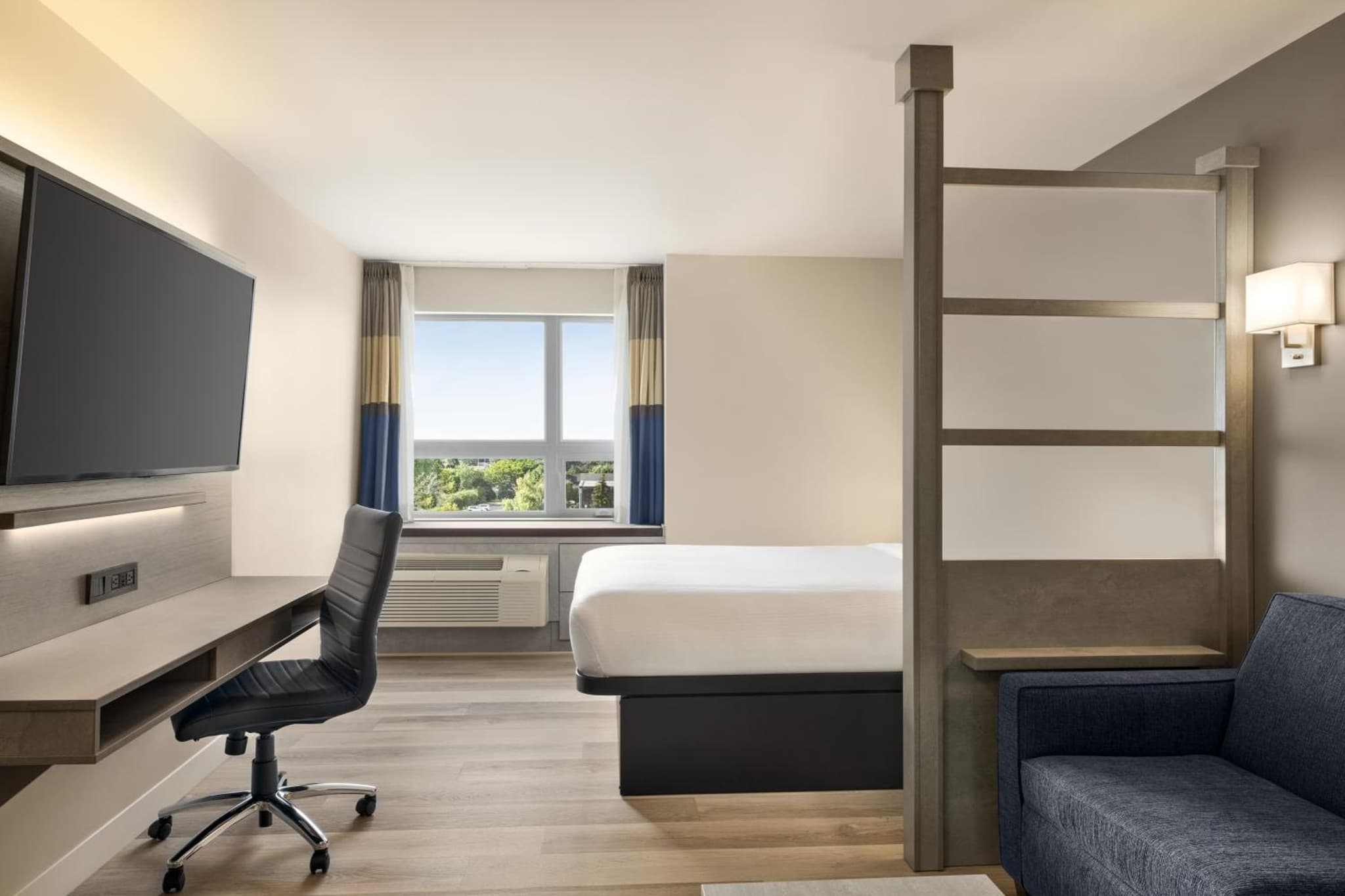 Microtel Inn & Suites by Wyndham Boisbriand photo 2