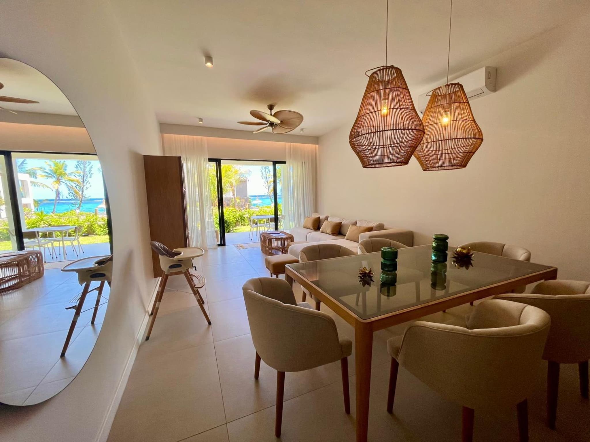 Exclusive beachfront apartment photo 4