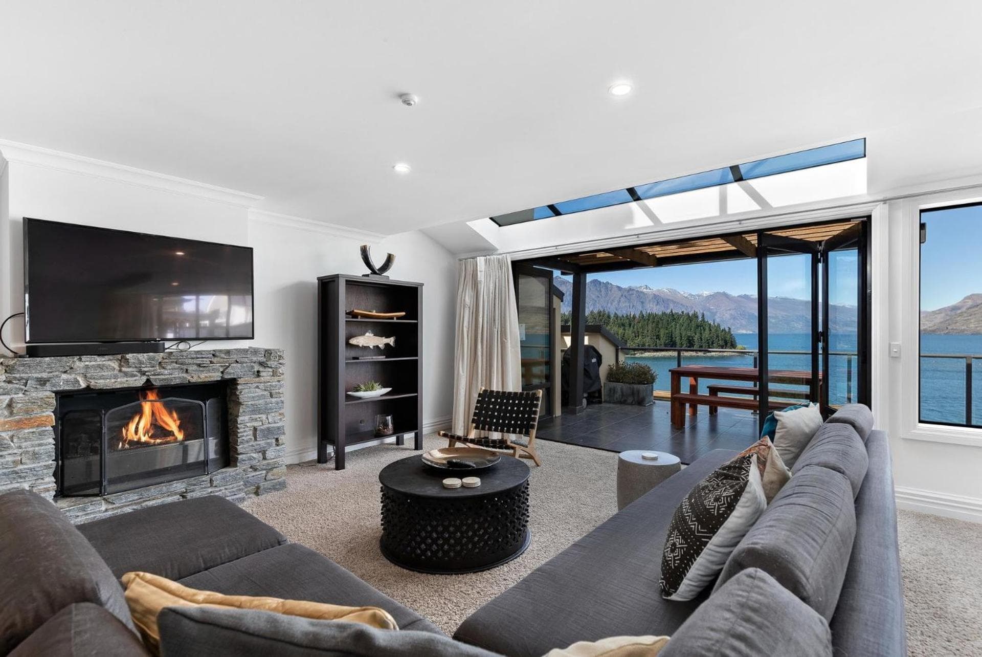 Beacon Lakeside Luxury 908 - 3 Bedroom photo 2