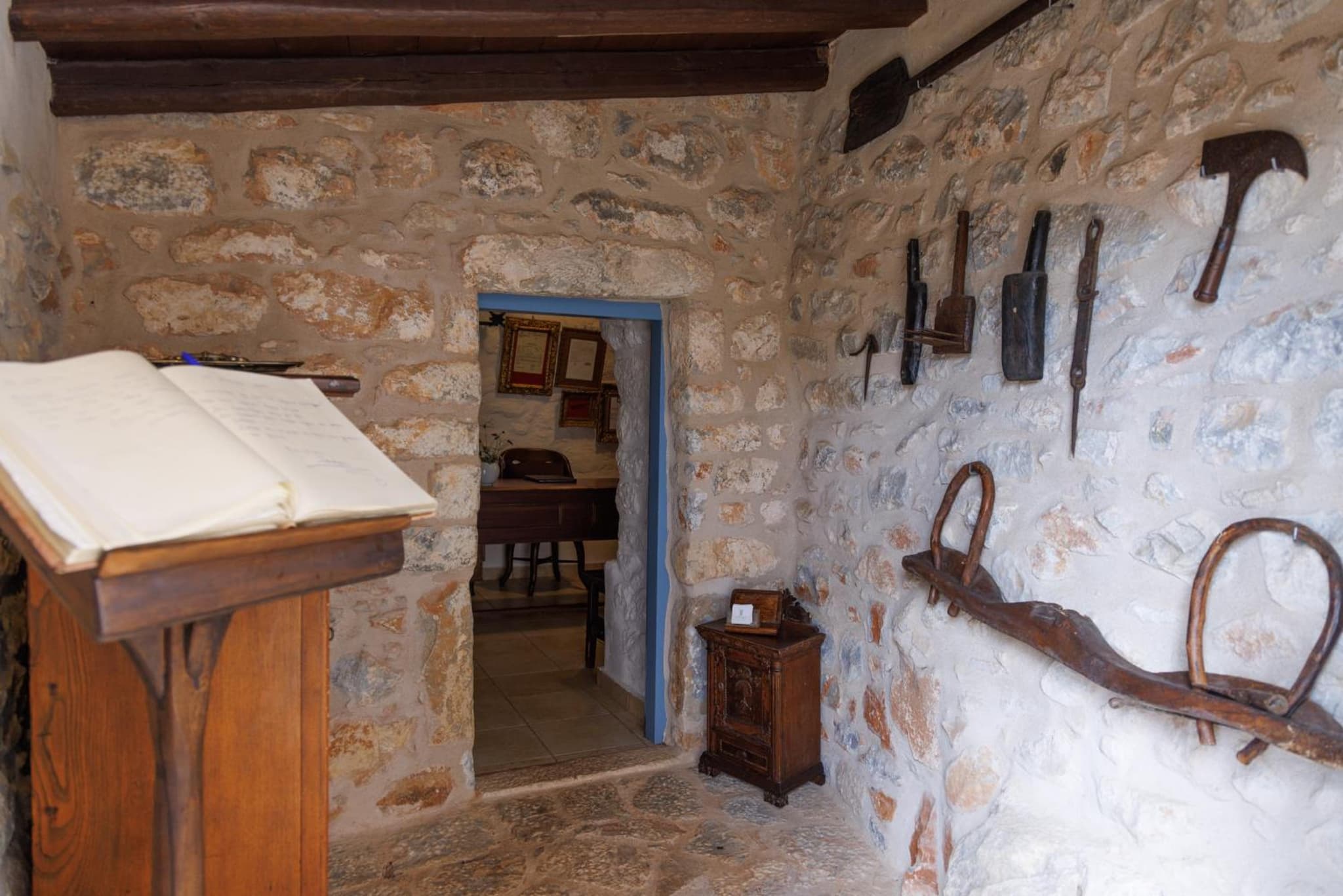 Lithos Stone Suites photo 9