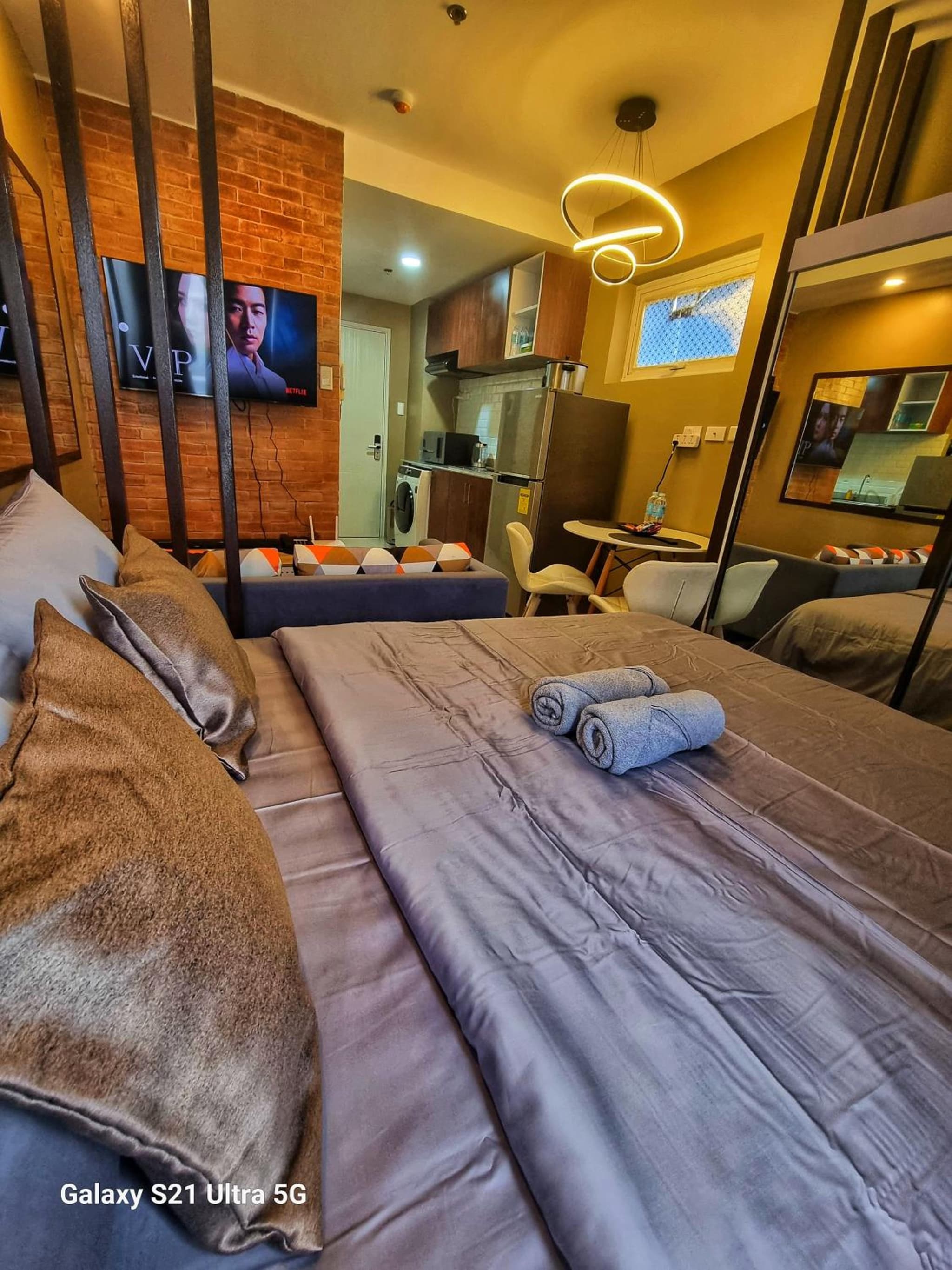 Luxurious Romantic Getaway in a stylish Condo photo 8
