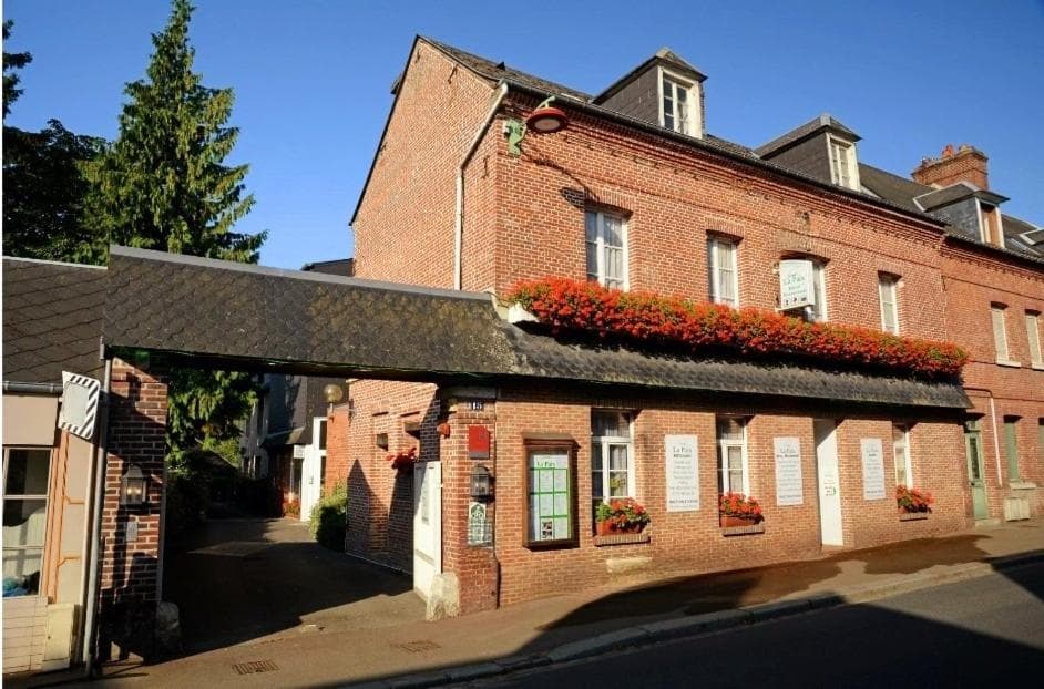 Hôtel Restaurant La Paix La Robe et le Palais