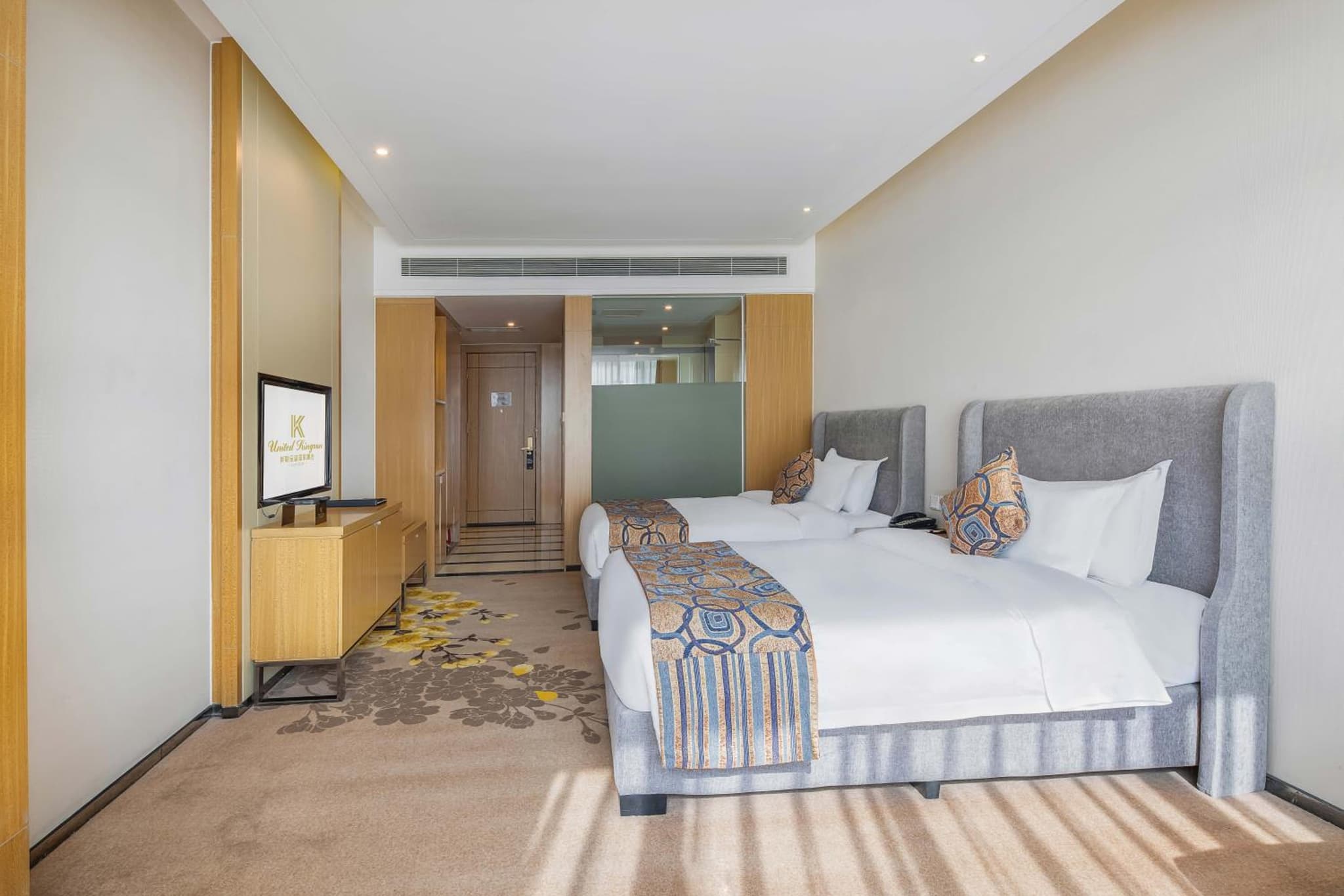 United Kingson HoteL photo 8