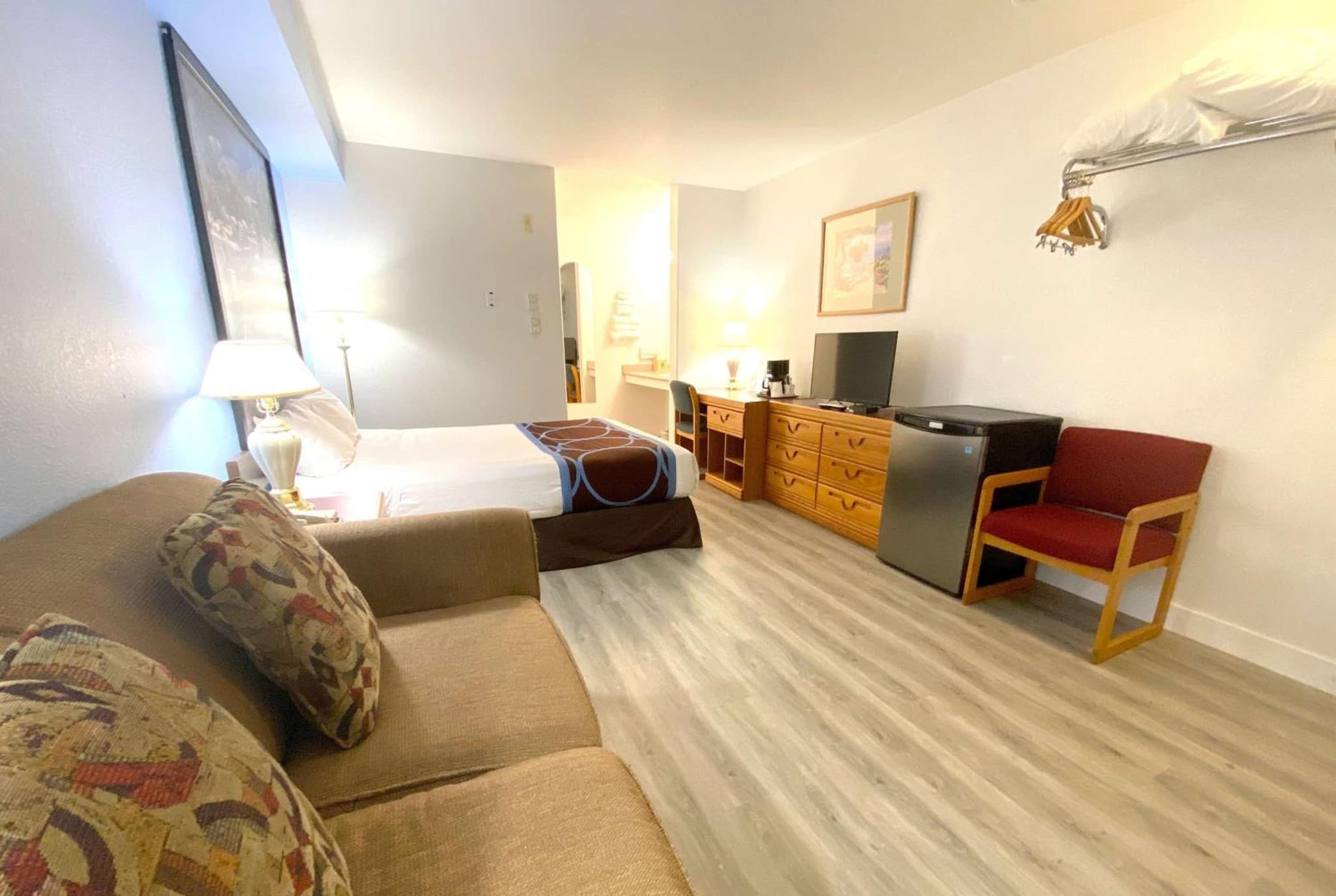 Super 8 by Wyndham Sicamous photo 5