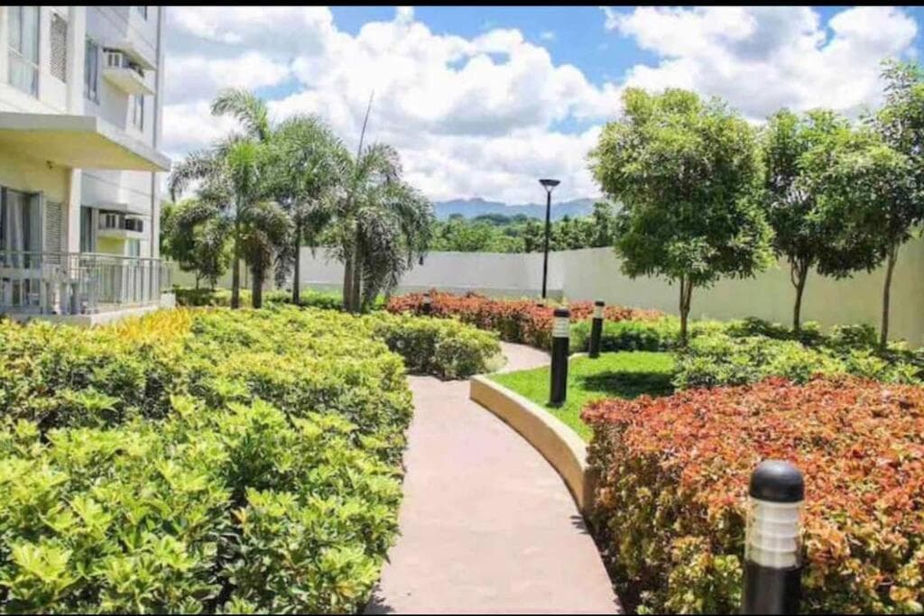Homey 2 BR Unit w/Pool in Avida IT Park photo 7